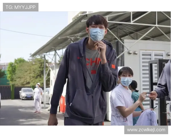 周琦电动车接送萌娃上幼儿园大长腿惹人注目画面温馨